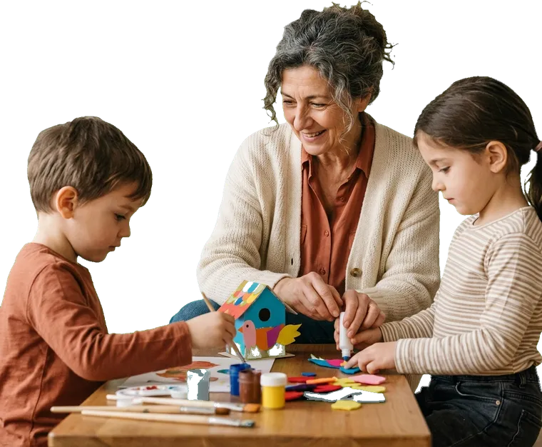 Educatrice con due bambini ai compiti