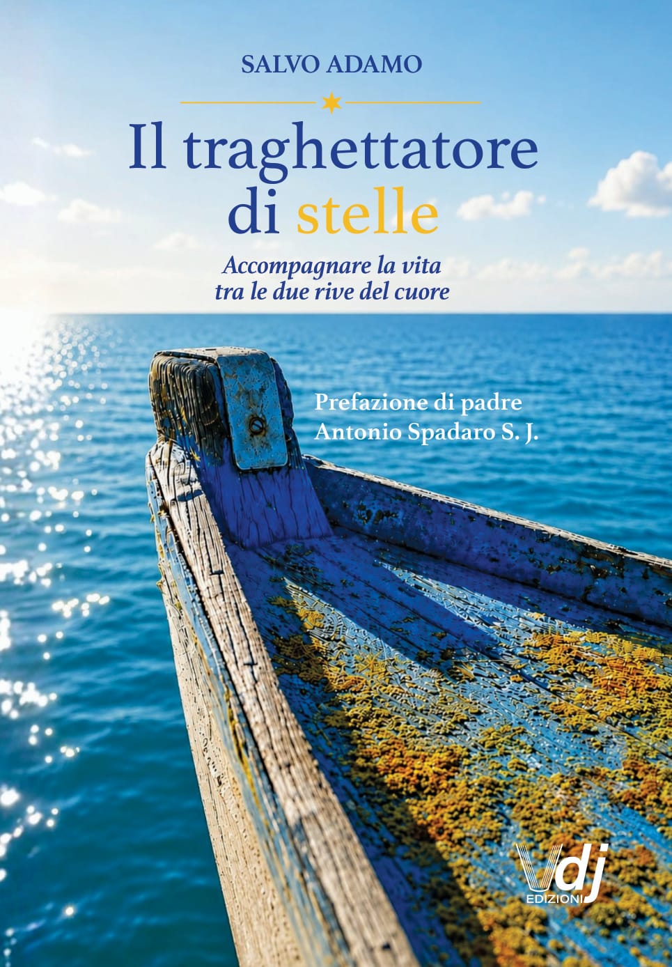 Copertina del libro Il traghettatore di stelle di Salvo Adamo: la prua di una vecchia barca di legno blu sul mare aperto, sotto un cielo chiaro